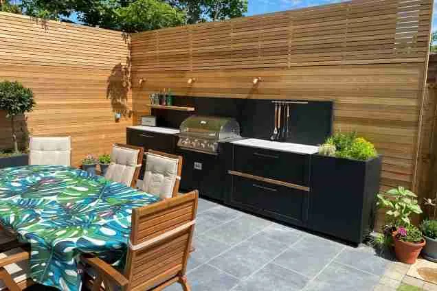 outdoor kitchen in Watford Hertfordshire with table and chairs