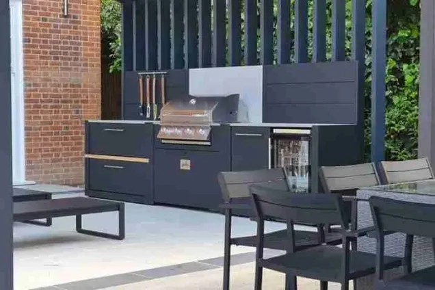 Outdoor kitchen in highgate london with seating