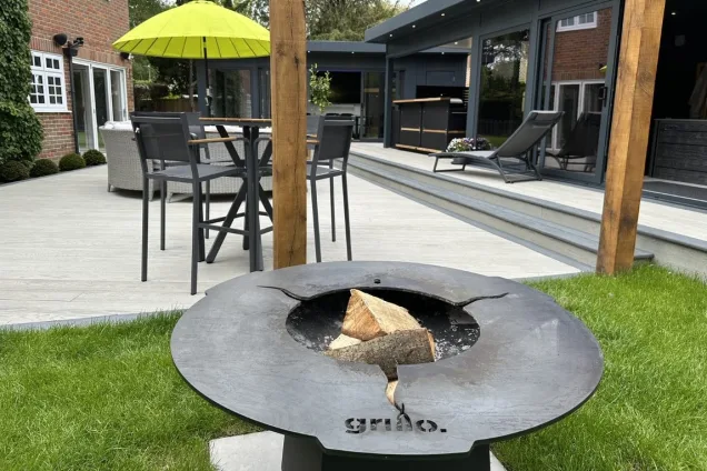 Outdoor kitchen in Berkhamsted with Chefs anvil short bbq