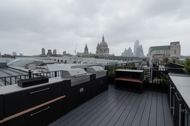 Outdoor kitchen in London with bar cabinets