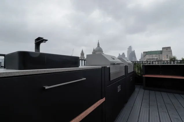 Outdoor kitchen in London with a sink