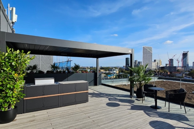 Outdoor kitchen in Blackfriars, London under pergola on roof terrace