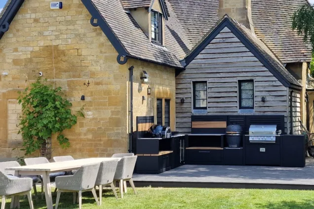 Outdoor kitchen in Blockley, Costwolds with table and chairs