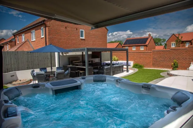 hot tub and outdoor kitchen in garden in Warwick, Warwickshire