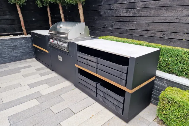 Outdoor kitchen in Burton Joyce, Nottingham with plants