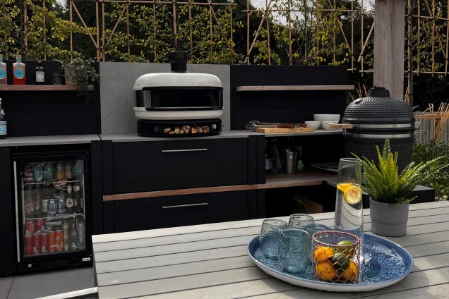 Outdoor kitchen in Cadeby, Leicester with Gozney Pizza oven
