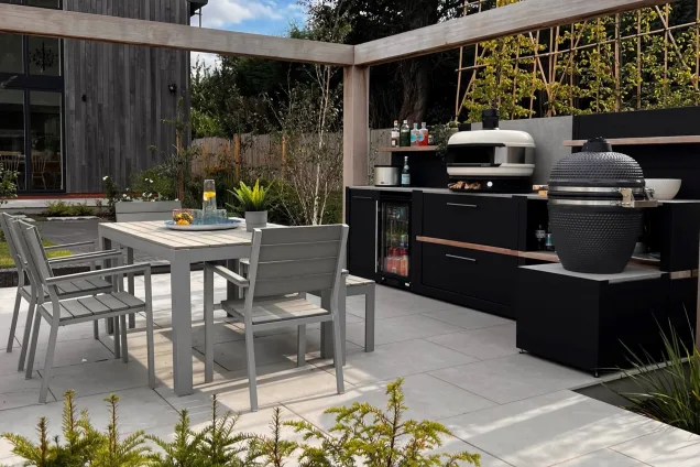 Outdoor kitchen in Cadeby, Leicester with outdoor dining table and chairs