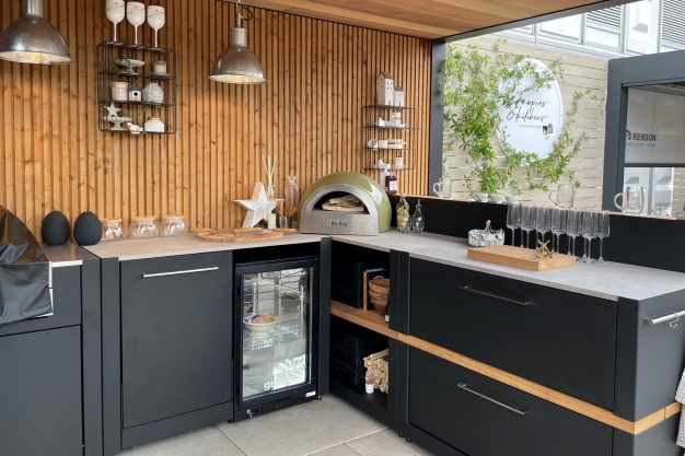 Outdoor kitchen in Chelsea flower show with pizza oven