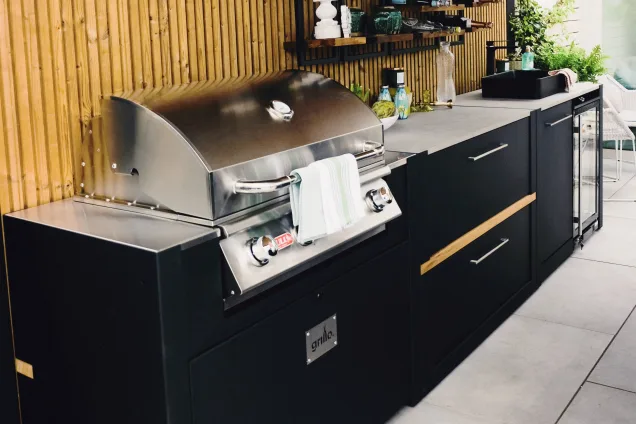 Outdoor kitchen in Chelsea flower show with bull bbq