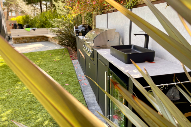 outdoor kitchen with Bull Gas Grill, tarn sink and pizza oven in Canford Cliffs, Poole