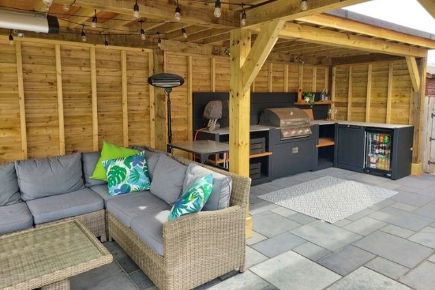 Outdoor kitchen in nottingham on patio with outdoor seating area