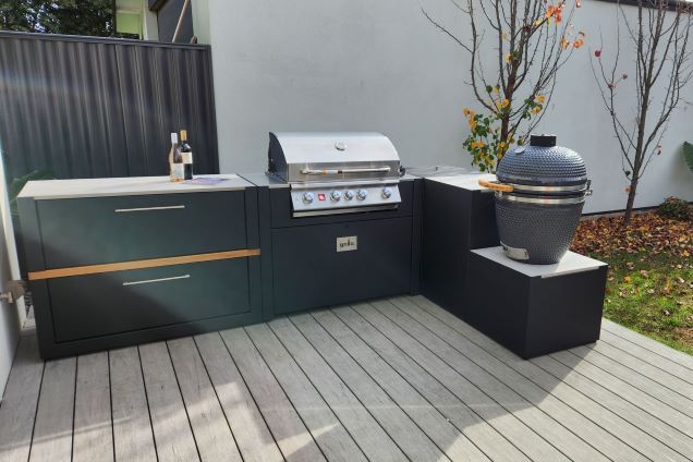 L-shaped outdoor kitchen in Mordialloc, Melbourne