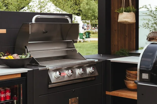 outdoor kitchen in hampton court flower show with bull gas bbq