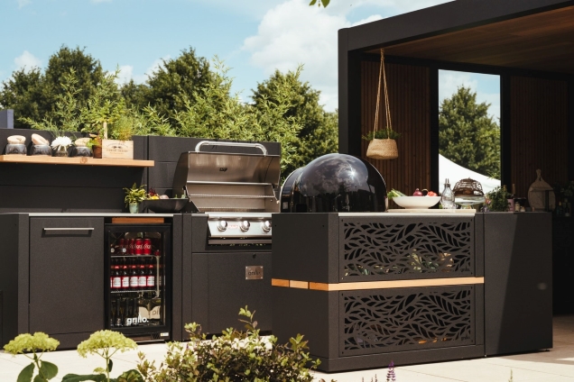 outdoor kitchen in hampton court flower show with pergola in background