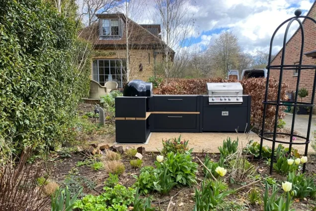 Outdoor kitchen in Surrey with Pizza oven and Gas BBQ in garden