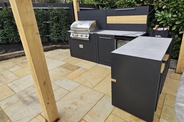 Outdoor kitchen in Welwyn Garden City with Bull bbq