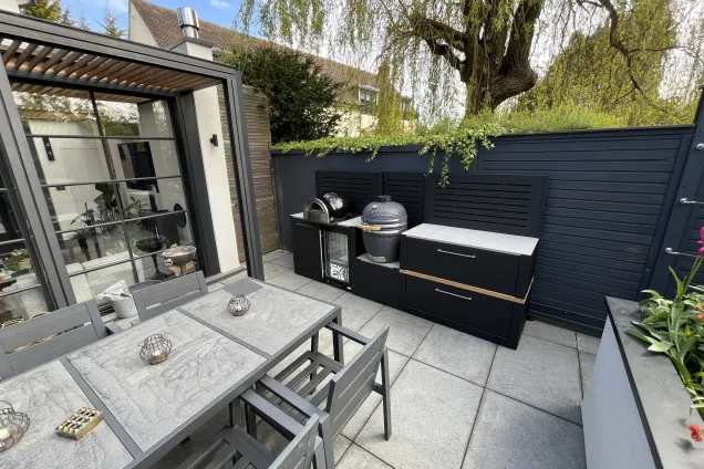 outdoor kitchen with slatted feature walls in St Albans, Herfordshire