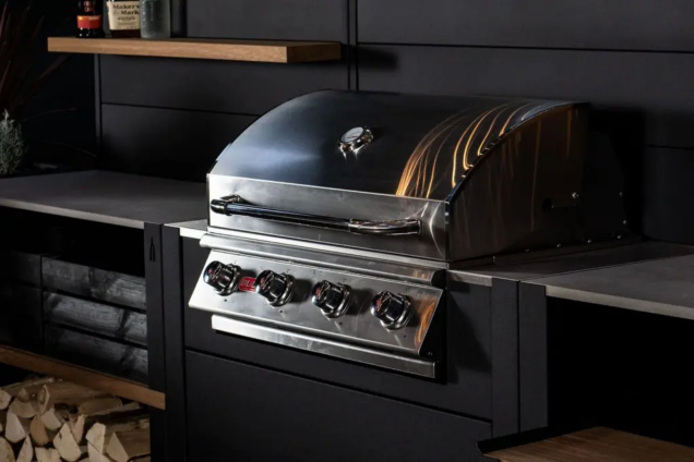 Outdoor kitchen with Bull bbq and crates