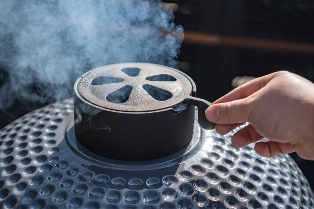 person closing gusto charcoal bbq top vent