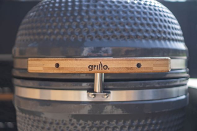 close up gusto charcoal bbq with grillo logo on handle