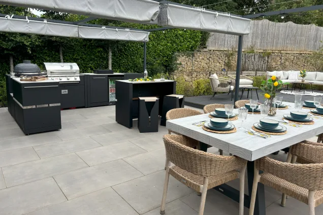 grillo kitchen with dining table under pergola