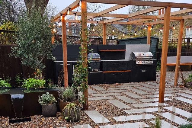 Outdoor kitchen in Dulwich in modern garden in rain