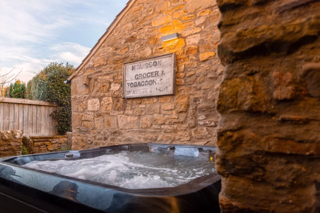 jacuzzi in garden in Richmond next to stone house