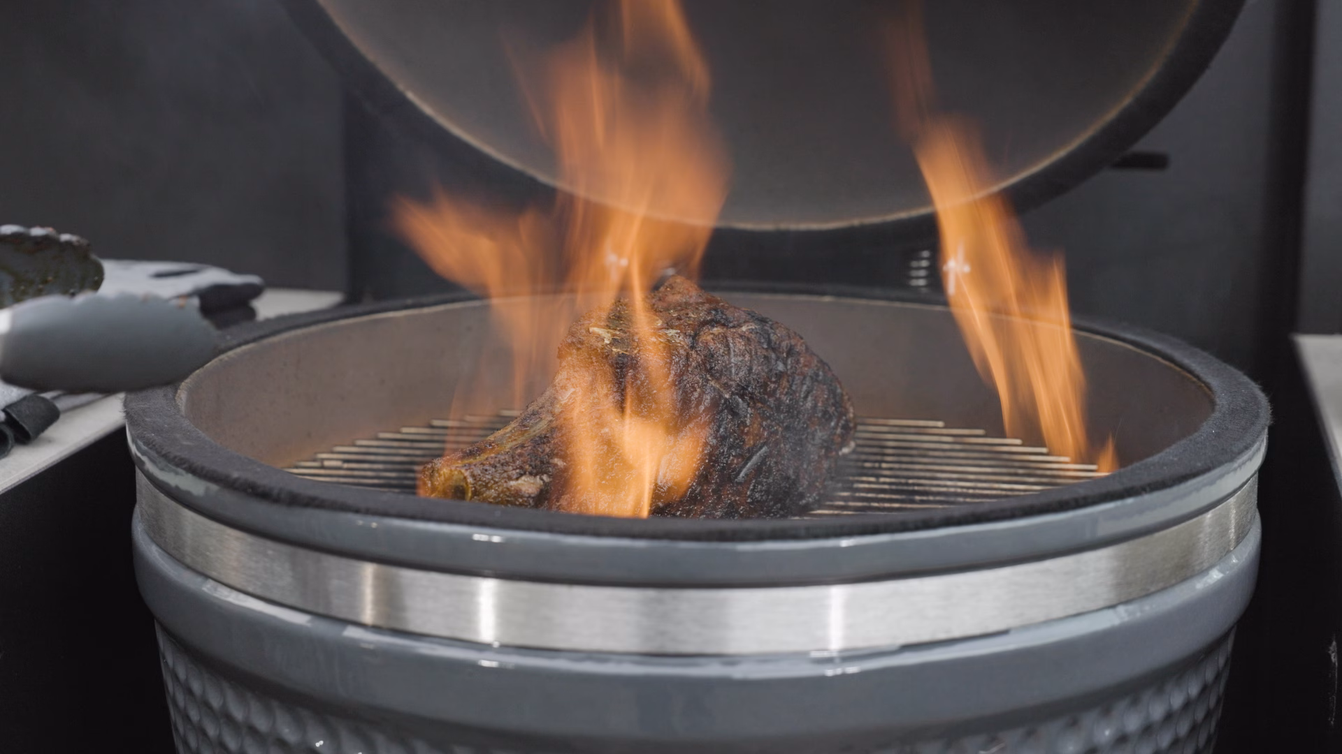 flames around steak on charcoal bbq grills