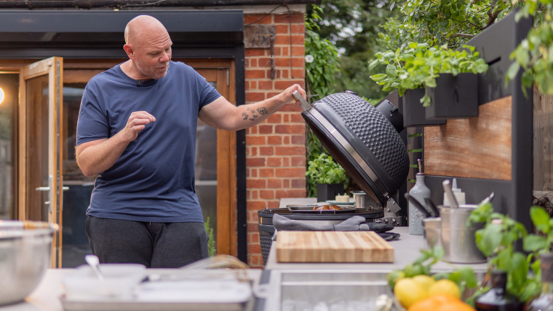 tom opening charcoal bbq lid